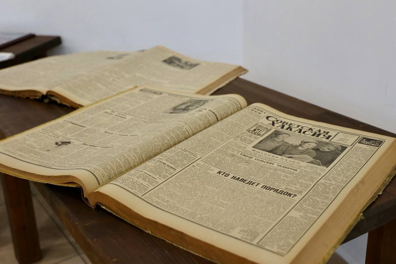 Сергей Сокол поздравил с юбилеем старейшую газету «Хакасия» Сергей Сокол поздравил с юбилеем старейшую газету «Хакасия»