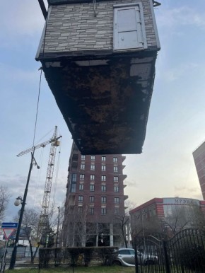 В АБАКАНЕ СНЕСЛИ ДУРНОПАХНУЩИЙ ТОРГОВЫЙ КИОСК