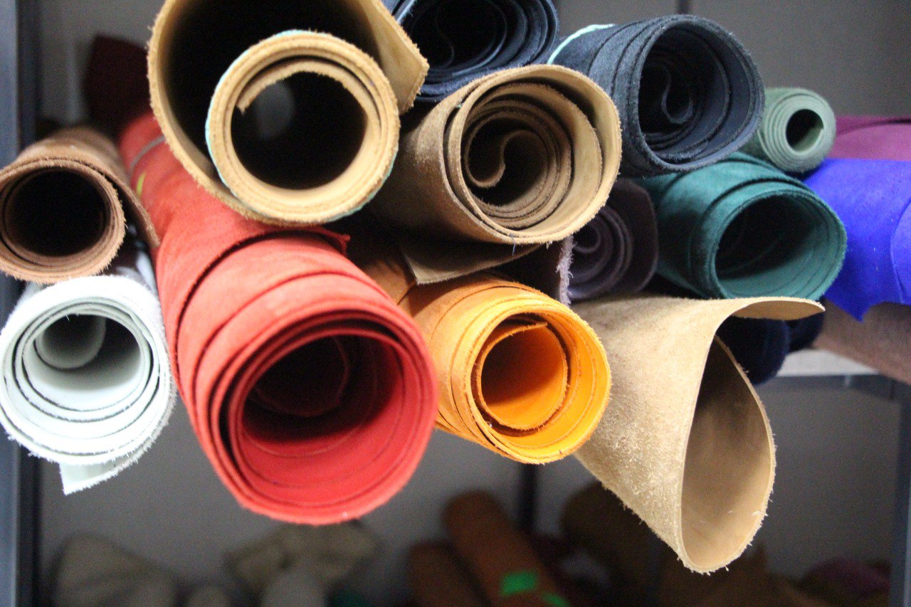 Проект «Сделано в Абакане» продолжает свою работу и сегодня знакомит вас с «Миром мастеров» – местом, объединяющим людей, которые «живут» и «дышат» кожей Проект «Сделано в Абакане» продолжает свою работу и сегодня знакомит вас с «Миром мастеров» – местом, объединяющим людей, которые «живут» и «дышат» кожей