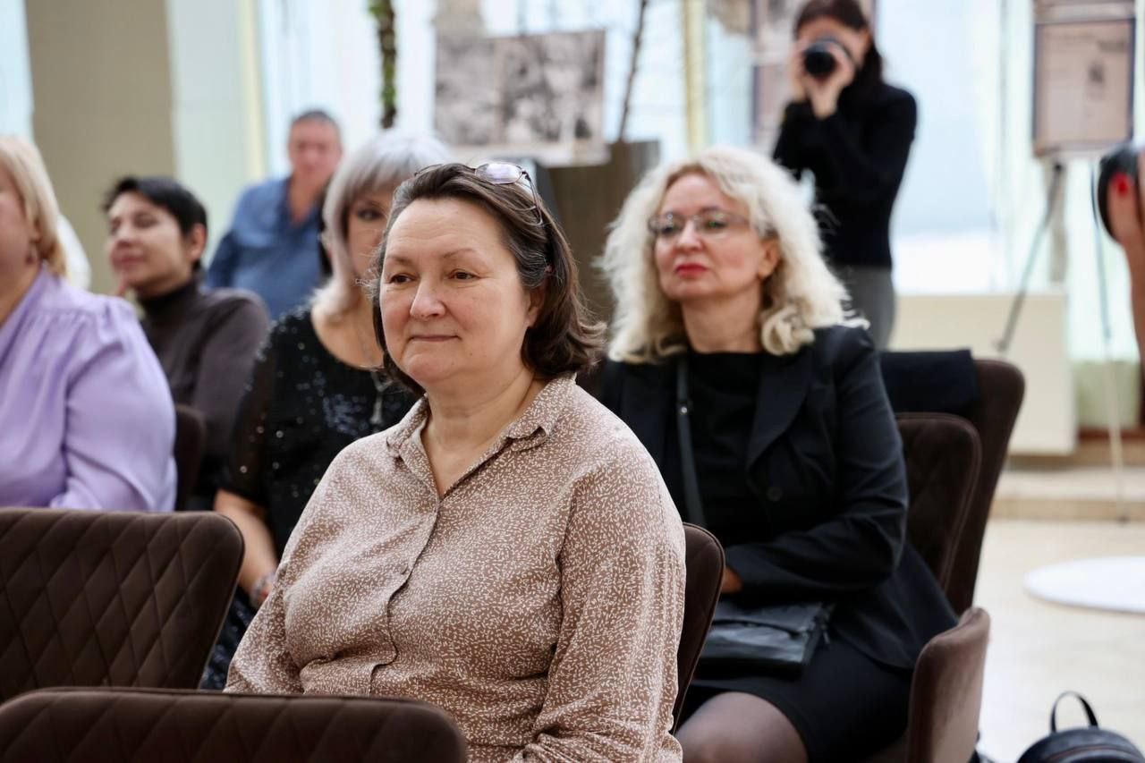 Сергей Сокол поздравил с юбилеем старейшую газету «Хакасия» Сергей Сокол поздравил с юбилеем старейшую газету «Хакасия»