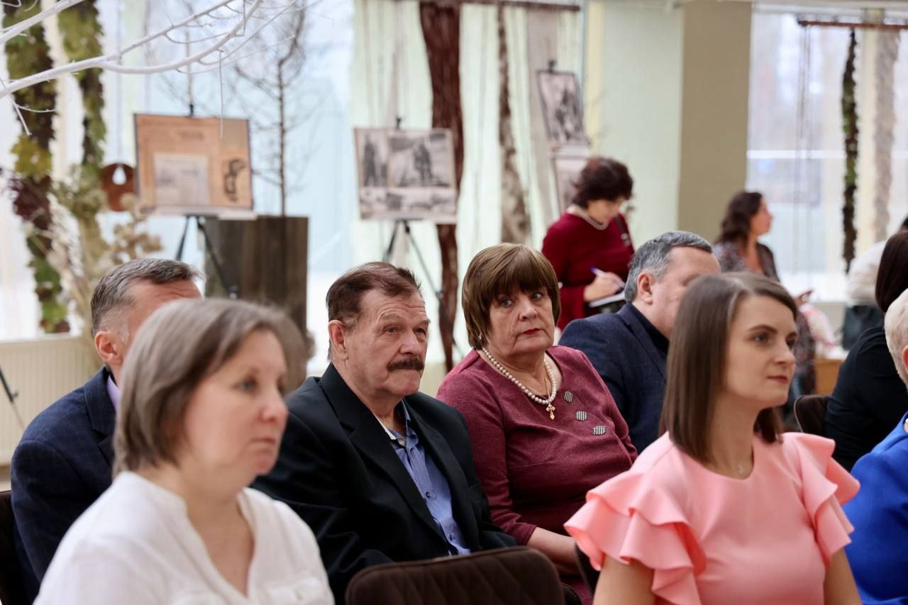 Сергей Сокол поздравил с юбилеем старейшую газету «Хакасия» Сергей Сокол поздравил с юбилеем старейшую газету «Хакасия»