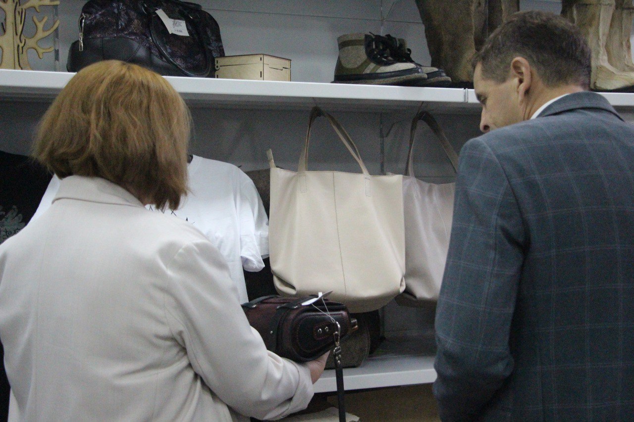 Проект «Сделано в Абакане» продолжает свою работу и сегодня знакомит вас с «Миром мастеров» – местом, объединяющим людей, которые «живут» и «дышат» кожей Проект «Сделано в Абакане» продолжает свою работу и сегодня знакомит вас с «Миром мастеров» – местом, объединяющим людей, которые «живут» и «дышат» кожей