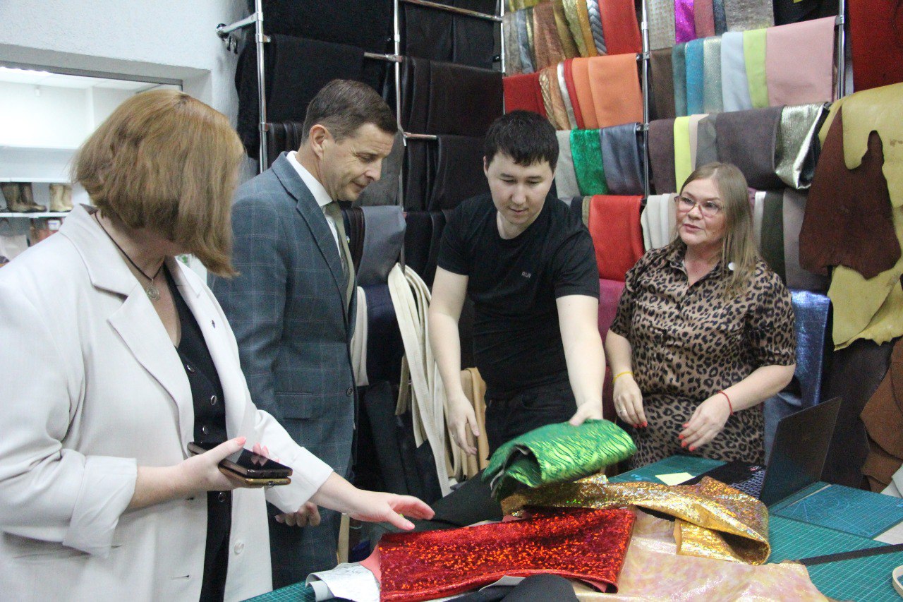 Проект «Сделано в Абакане» продолжает свою работу и сегодня знакомит вас с «Миром мастеров» – местом, объединяющим людей, которые «живут» и «дышат» кожей Проект «Сделано в Абакане» продолжает свою работу и сегодня знакомит вас с «Миром мастеров» – местом, объединяющим людей, которые «живут» и «дышат» кожей