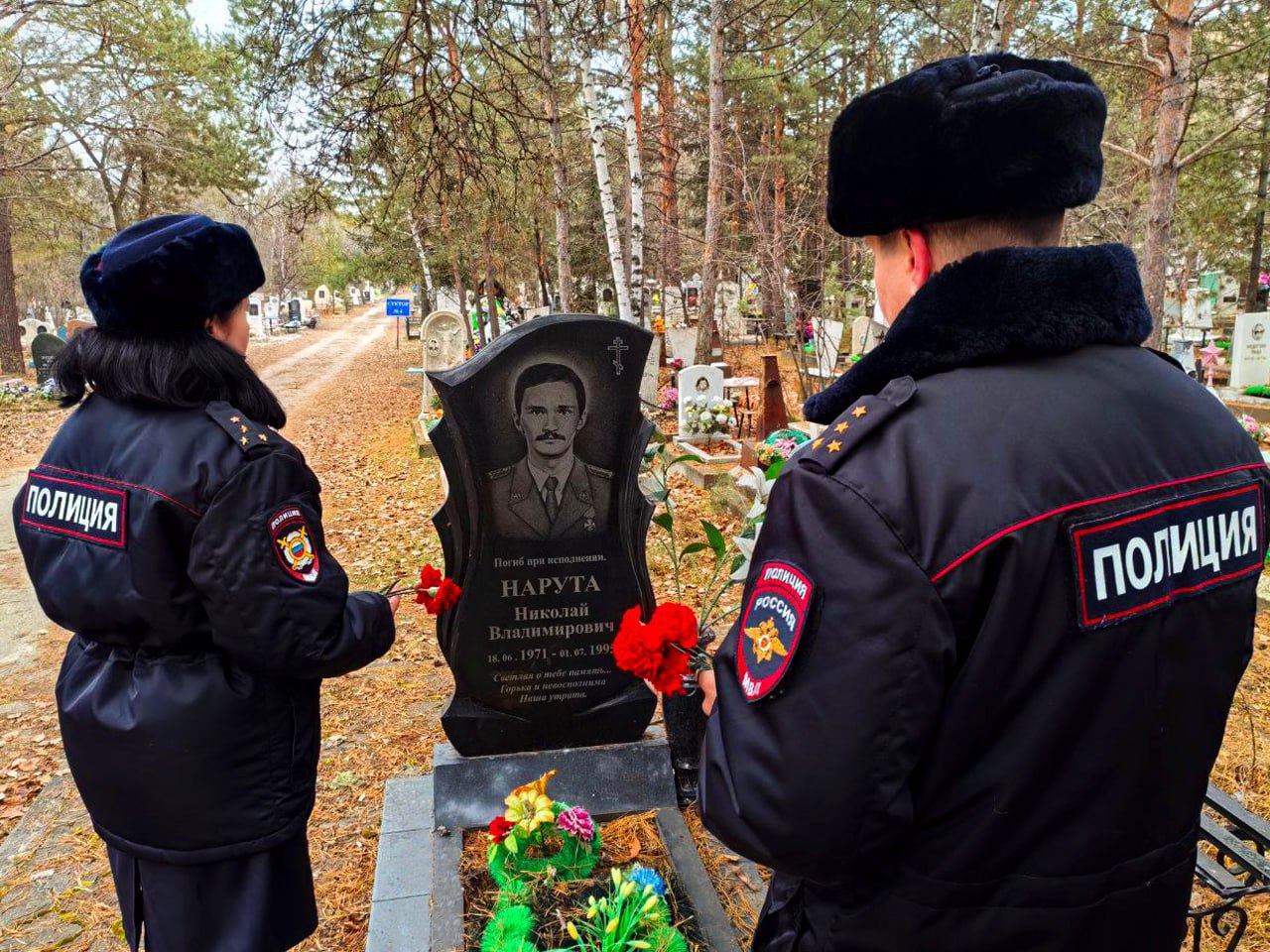 В Хакасии полицейские почтили память сослуживцев, погибших при исполнении служебного долга В Хакасии полицейские почтили память сослуживцев, погибших при исполнении служебного долга