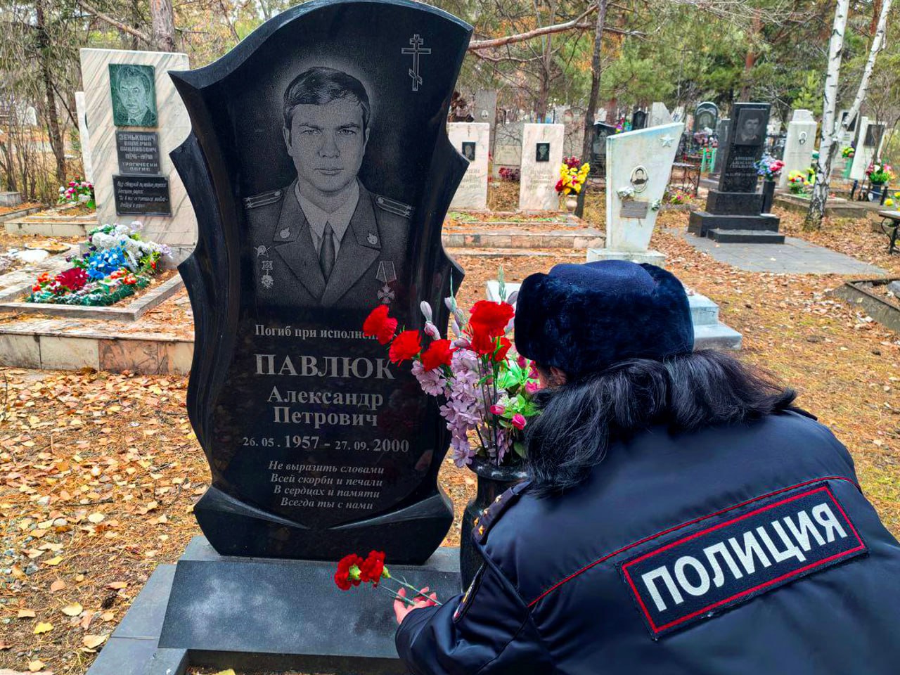 В Хакасии полицейские почтили память сослуживцев, погибших при исполнении служебного долга В Хакасии полицейские почтили память сослуживцев, погибших при исполнении служебного долга