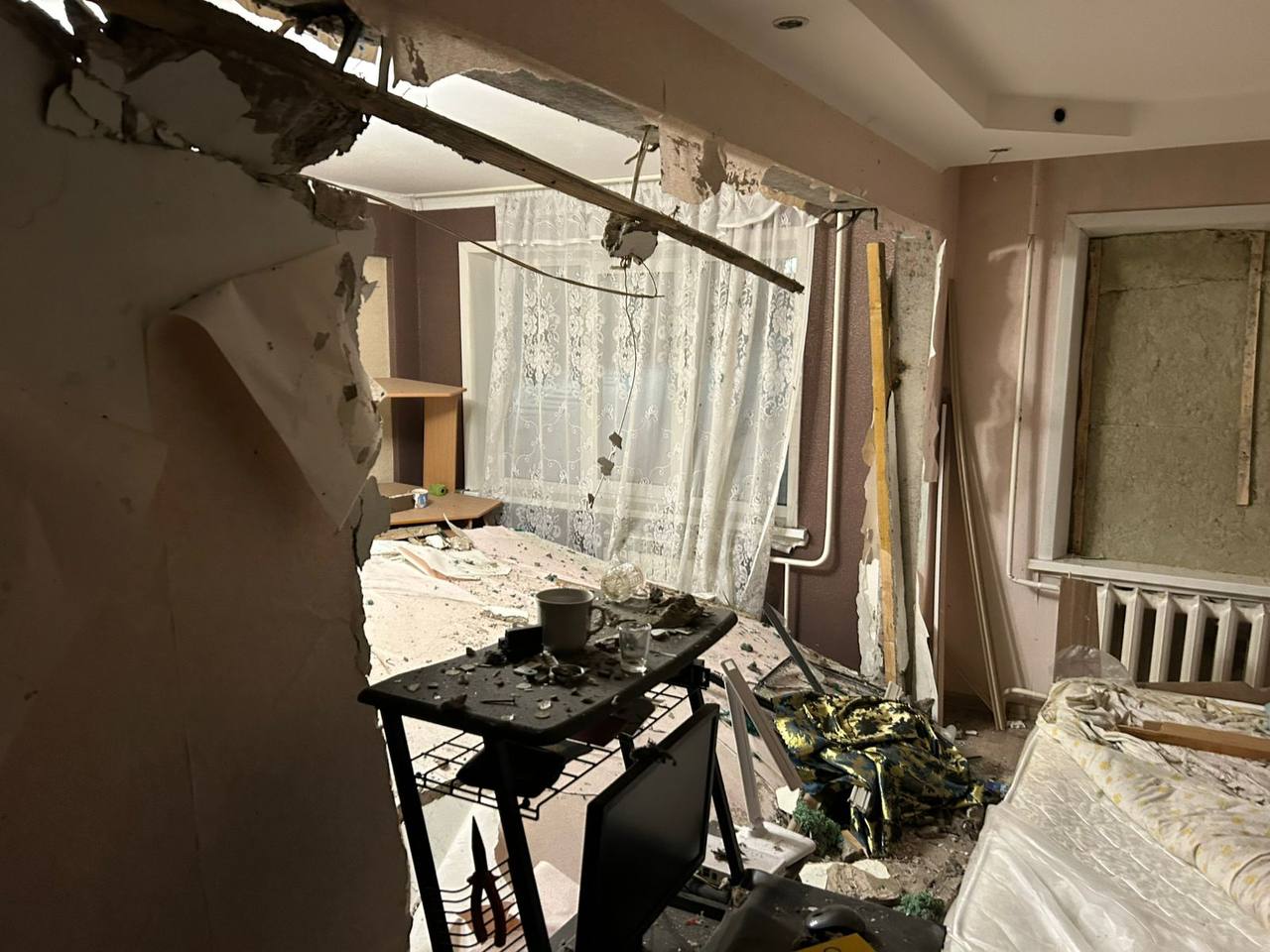 Баллончик с аэрозолем от насекомых взорвался в квартире в Ачинске, повреждена стена Баллончик с аэрозолем от насекомых взорвался в квартире в Ачинске, повреждена стена