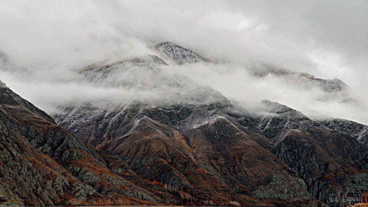 Величественный Западный Саян в зимнем наряде запечатлел сотрудник Саяно-Шушенского Заповедника