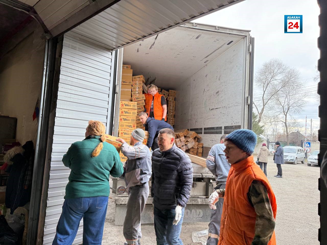 2 фуры с гуманитарной помощью отправились из Абакана в ДНР 2 фуры с гуманитарной помощью отправились из Абакана в ДНР