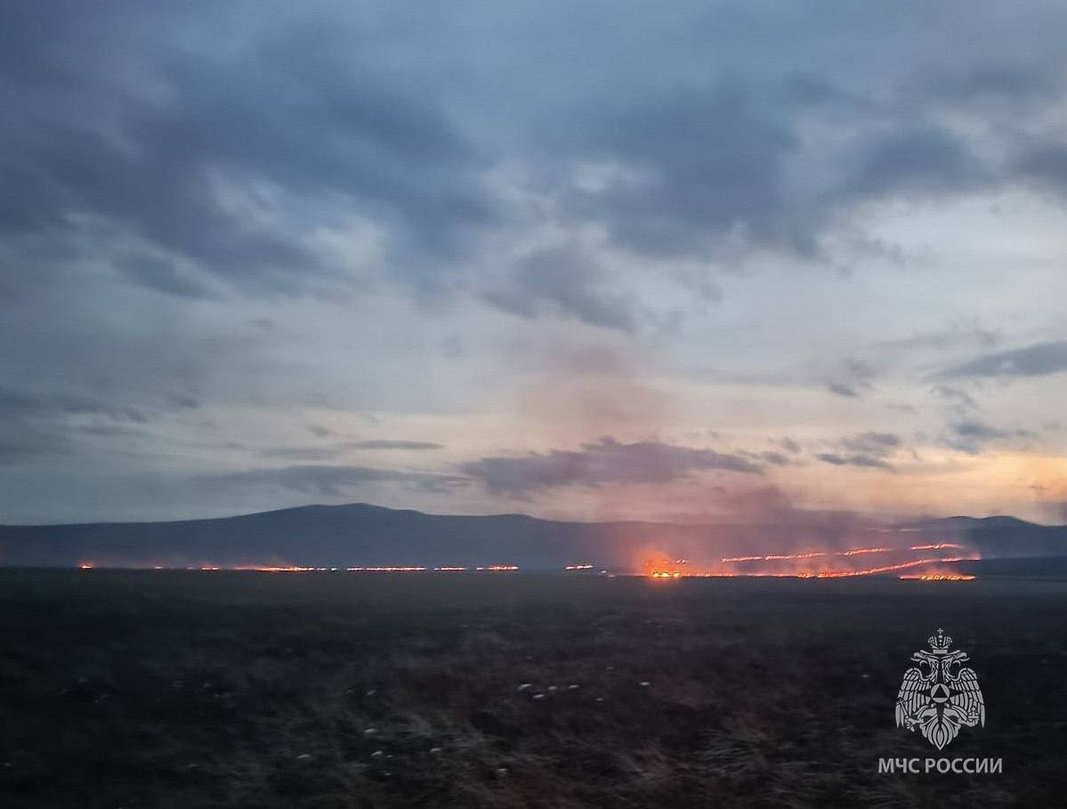 С крупным палом травы боролись пожарные сразу нескольких муниципалитетов и фермеры в Боградском районе