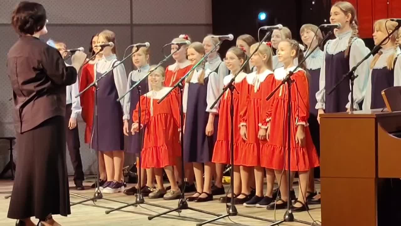 ДШИ № 2 отметила 25-ый День рождения В сентябре 2000 года газета «Абакан» сообщила читателям, что в нашем городе открылась Детская школа искусств № 2. С этого момента для детей распахнулись двери в удивительный мир...