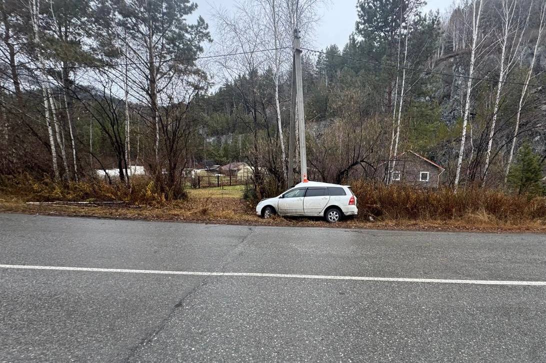 В Саяногорске от столкновения с электроопорой пострадал водитель В Саяногорске от столкновения с электроопорой пострадал водитель