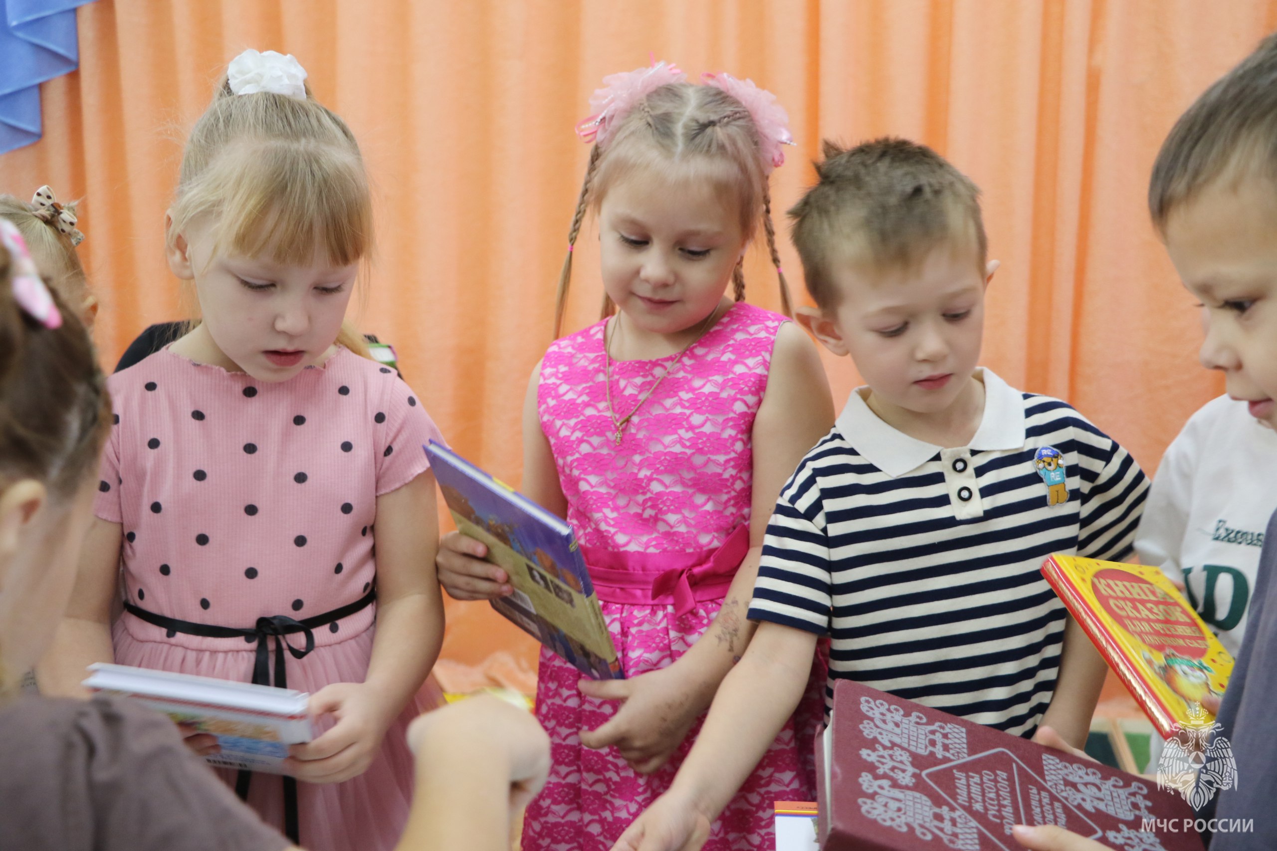 Сотрудники МЧС России по Хакасии подарили книги детскому саду в рамках акции «35 добрых дел» Сотрудники МЧС России по Хакасии подарили книги детскому саду в рамках акции «35 добрых дел»