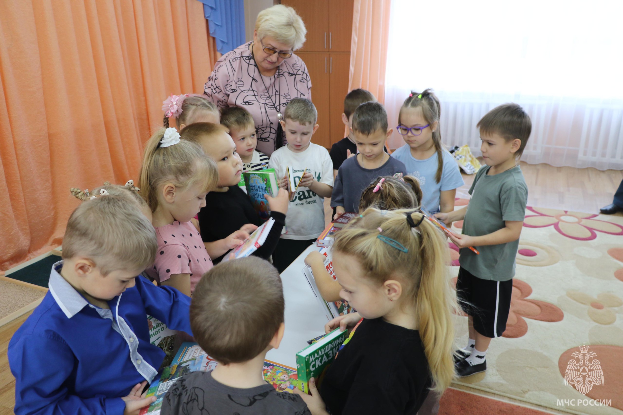 Сотрудники МЧС России по Хакасии подарили книги детскому саду в рамках акции «35 добрых дел» Сотрудники МЧС России по Хакасии подарили книги детскому саду в рамках акции «35 добрых дел»