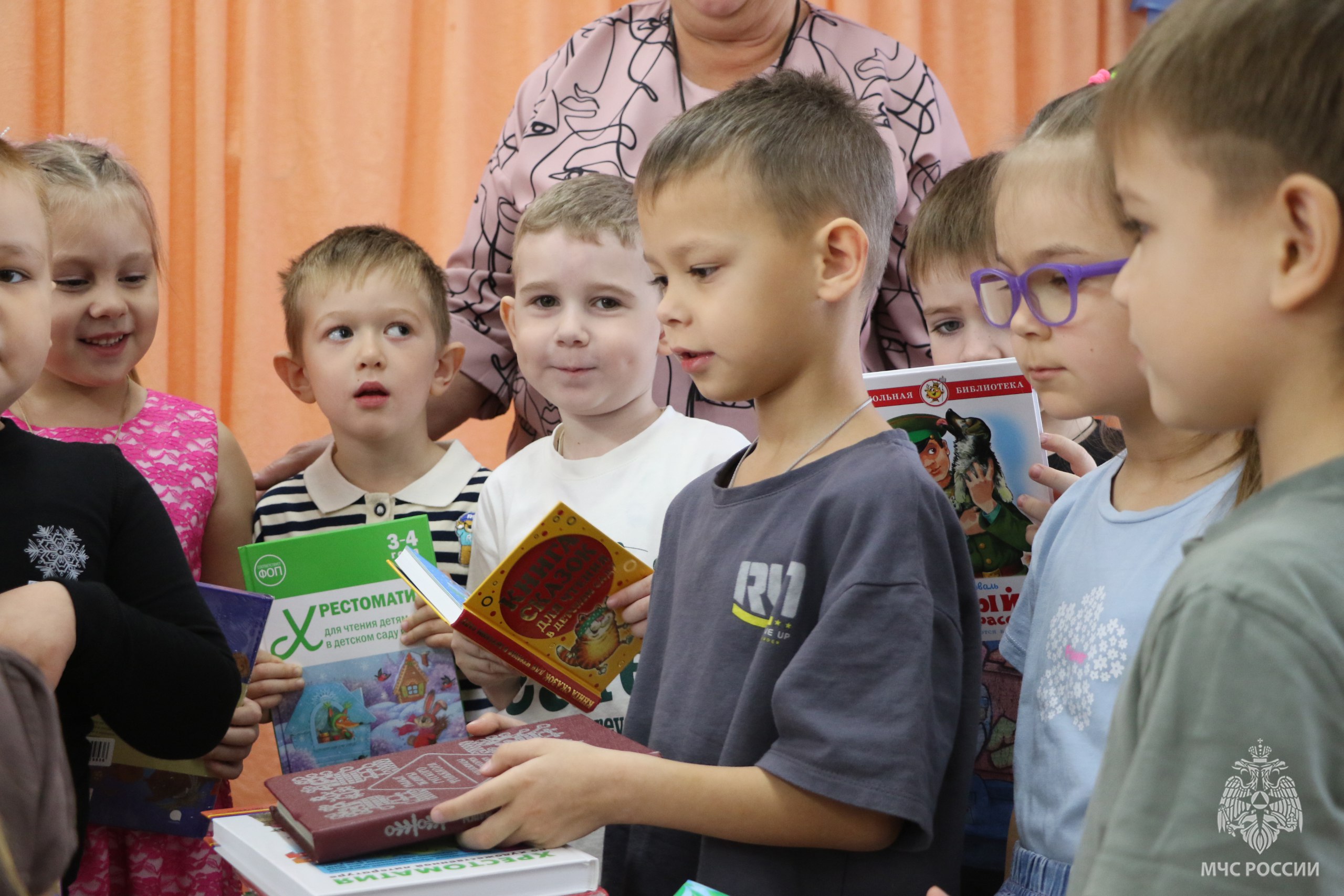 Сотрудники МЧС России по Хакасии подарили книги детскому саду в рамках акции «35 добрых дел» Сотрудники МЧС России по Хакасии подарили книги детскому саду в рамках акции «35 добрых дел»