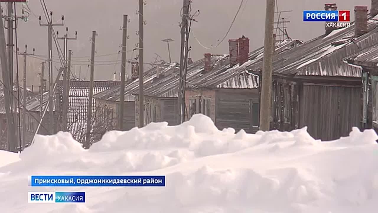 Приисковый завалило снегом, сегодня осадки прекратились, жители взялись за лопаты