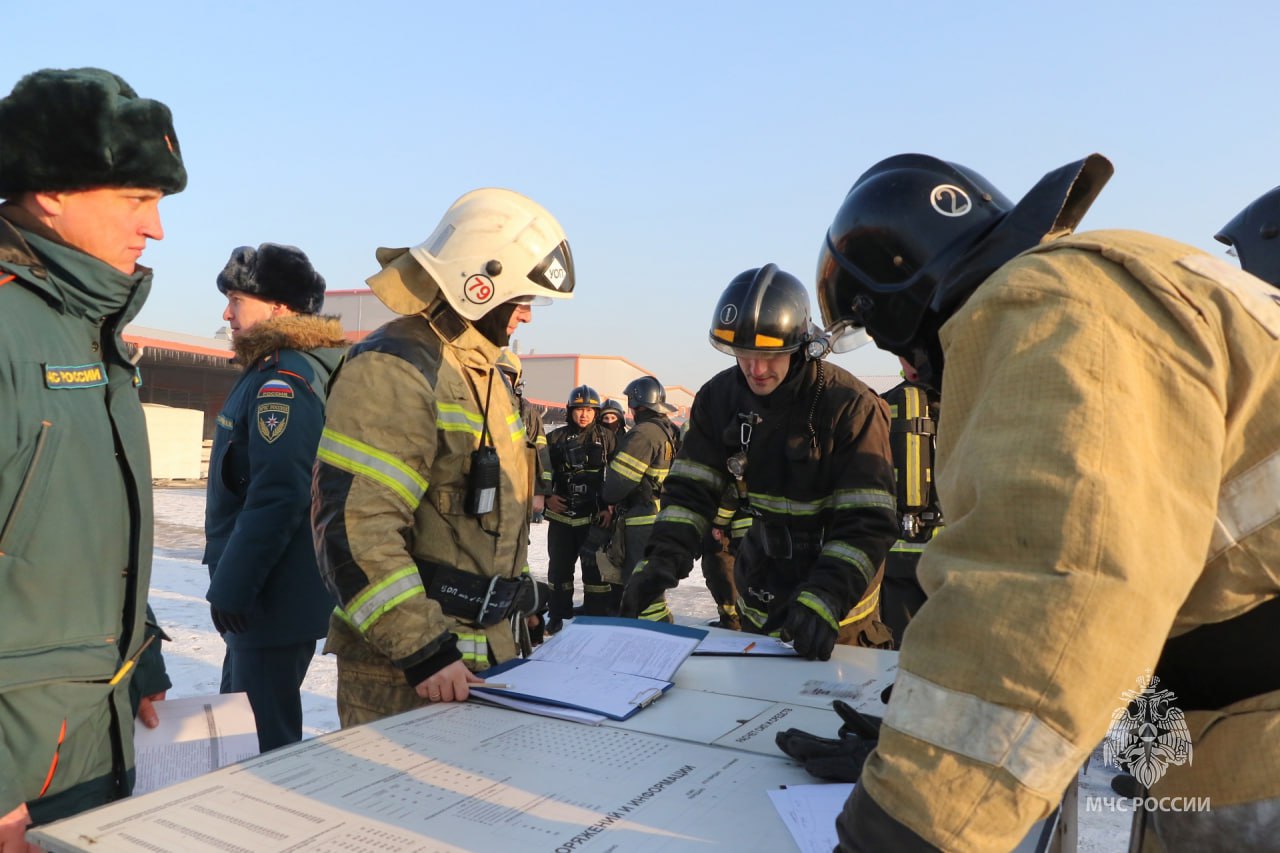 Непростая задача для огнеборцев МЧС России на новом объекте Непростая задача для огнеборцев МЧС России на новом объекте