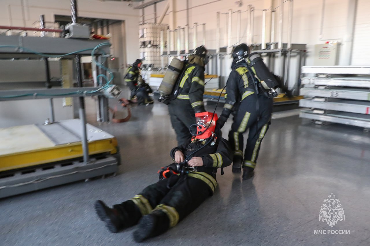 Непростая задача для огнеборцев МЧС России на новом объекте Непростая задача для огнеборцев МЧС России на новом объекте