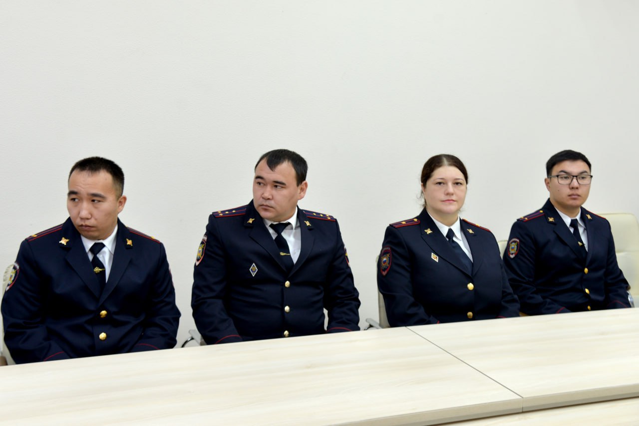 Министр внутренних дел по Республике Хакасия поздравил участковых уполномоченных полиции с Днём образования службы Министр внутренних дел по Республике Хакасия поздравил участковых уполномоченных полиции с Днём образования службы