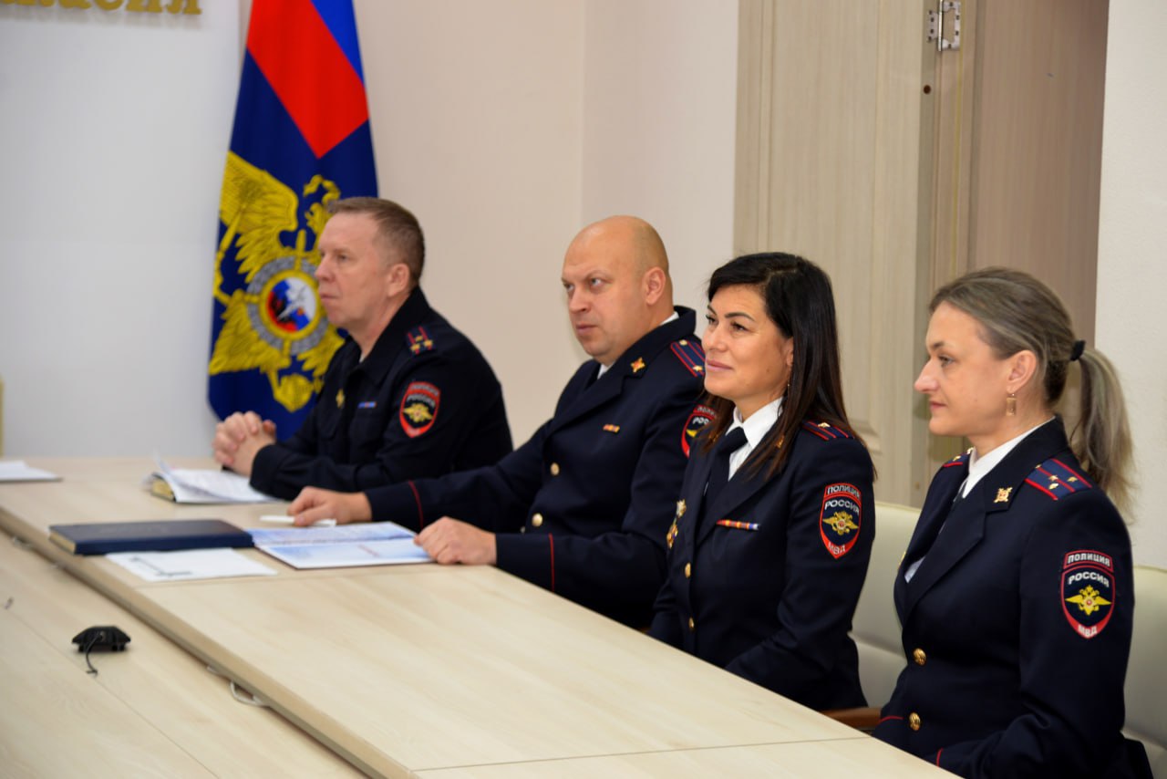 Министр внутренних дел по Республике Хакасия поздравил участковых уполномоченных полиции с Днём образования службы Министр внутренних дел по Республике Хакасия поздравил участковых уполномоченных полиции с Днём образования службы