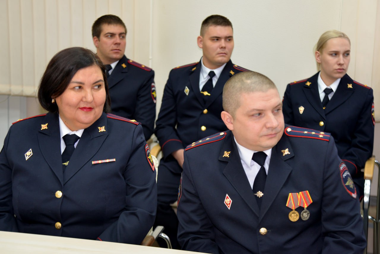 Министр внутренних дел по Республике Хакасия поздравил участковых уполномоченных полиции с Днём образования службы Министр внутренних дел по Республике Хакасия поздравил участковых уполномоченных полиции с Днём образования службы