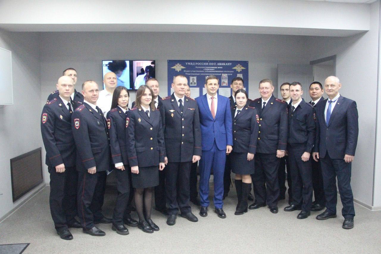 Алексей Лемин: Сегодня, в День участковых уполномоченных полиции открыли после капитального ремонта участковый пункт полиции в одном из самых больших жилых районов Абакана – в «Заречье» Алексей Лемин: Сегодня, в День участковых уполномоченных полиции открыли после капитального ремонта участковый пункт полиции в одном из самых больших жилых районов Абакана – в «Заречье»