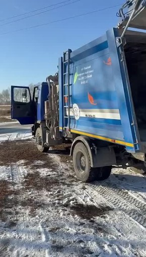Пришлось экстренно выгружать отходы посреди дороги: мусоровоз вспыхнул прямо во время движения в Хакасии