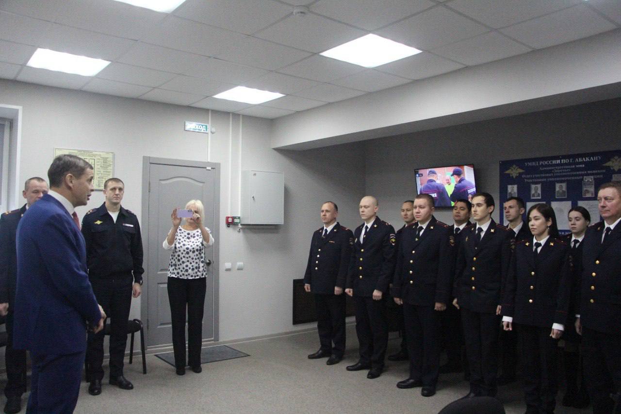 Алексей Лемин: Сегодня, в День участковых уполномоченных полиции открыли после капитального ремонта участковый пункт полиции в одном из самых больших жилых районов Абакана – в «Заречье» Алексей Лемин: Сегодня, в День участковых уполномоченных полиции открыли после капитального ремонта участковый пункт полиции в одном из самых больших жилых районов Абакана – в «Заречье»