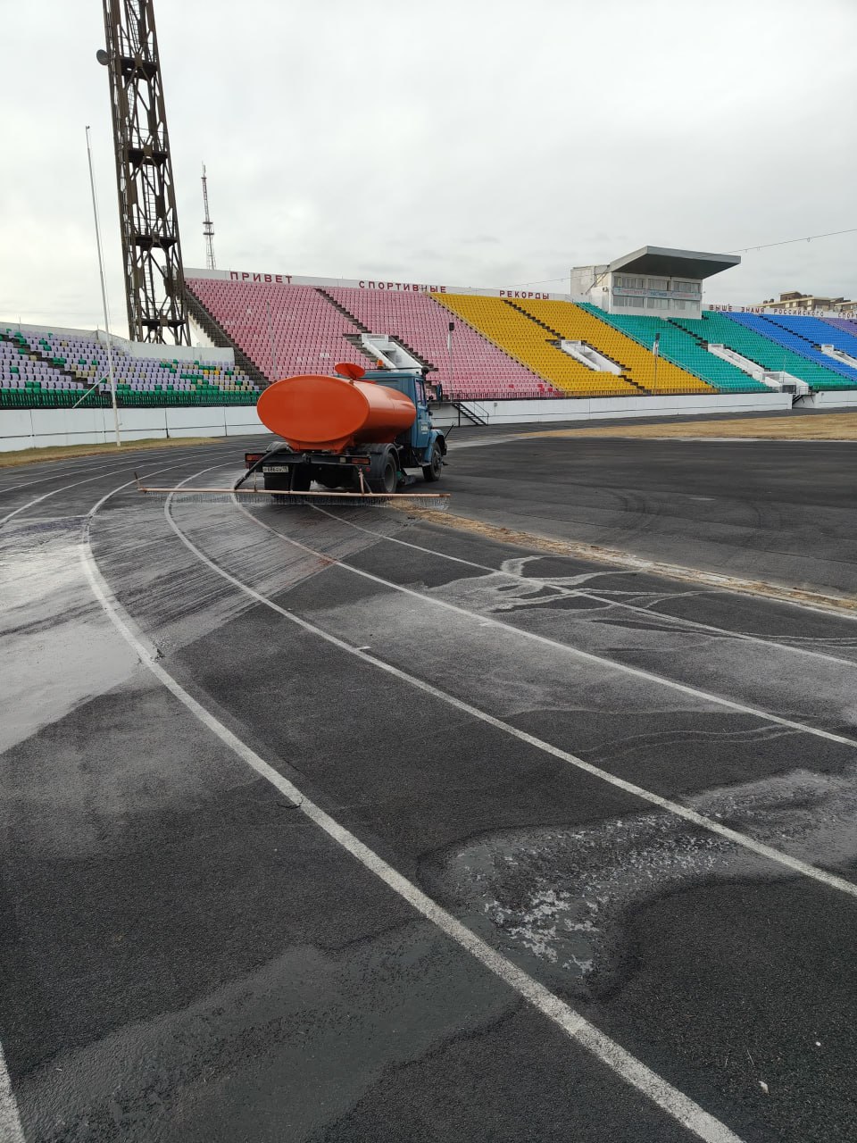 Лёд начали заливать на стадионе «Саяны» Лёд начали заливать на стадионе «Саяны»