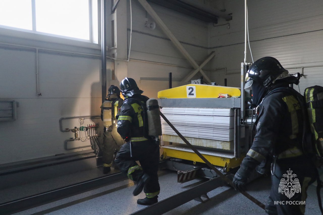 Непростая задача для огнеборцев МЧС России на новом объекте Непростая задача для огнеборцев МЧС России на новом объекте