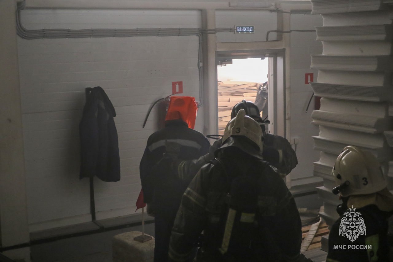 Непростая задача для огнеборцев МЧС России на новом объекте Непростая задача для огнеборцев МЧС России на новом объекте