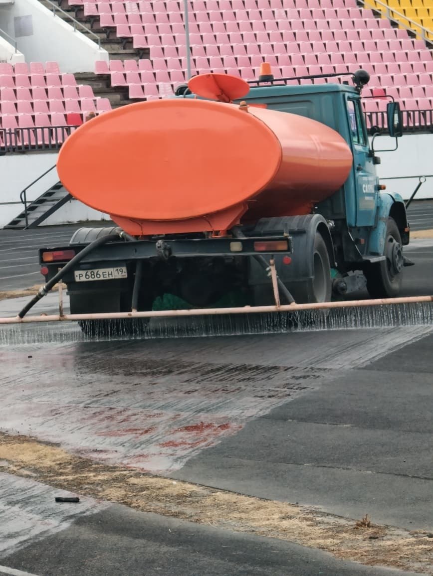 Лёд начали заливать на стадионе «Саяны» Лёд начали заливать на стадионе «Саяны»