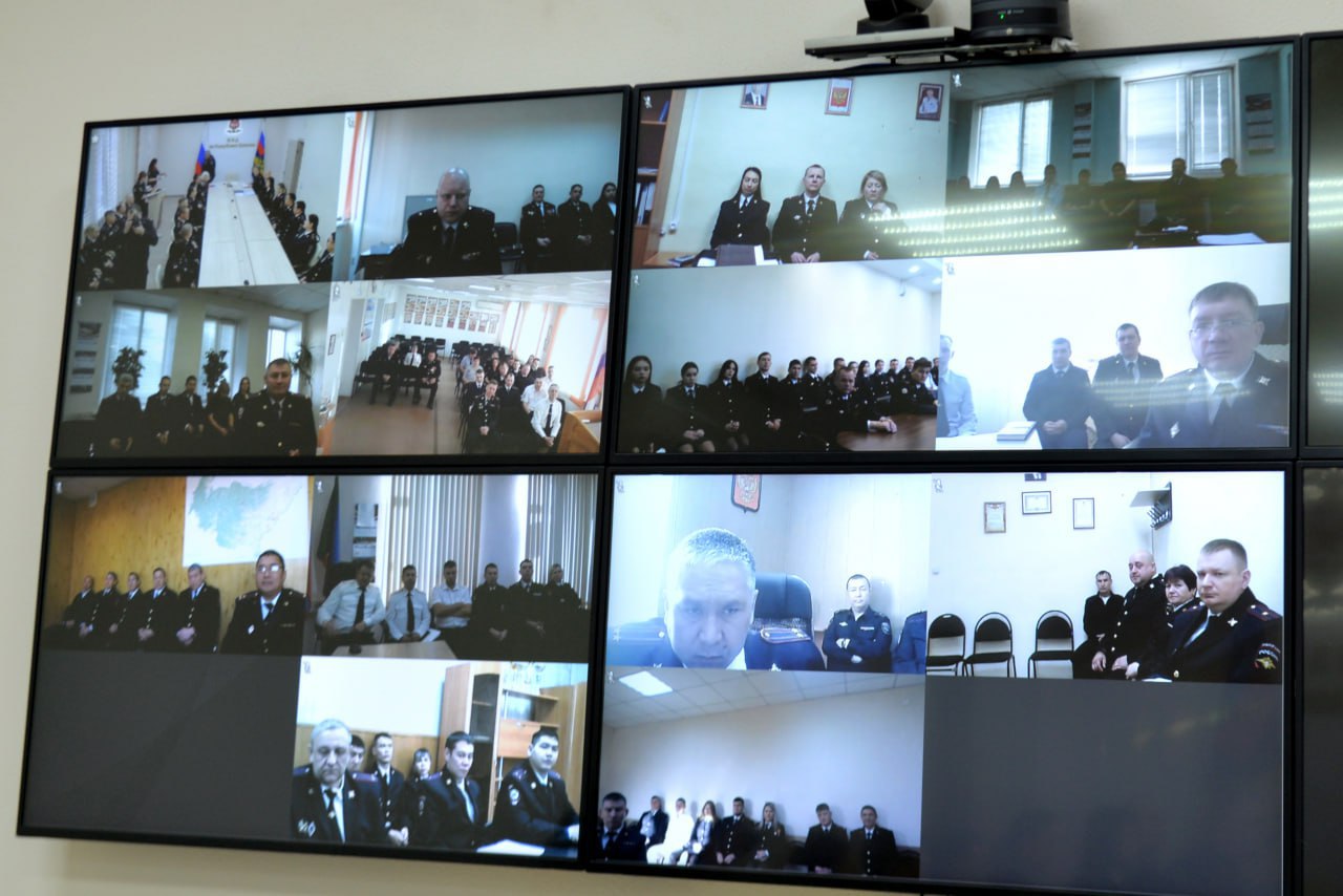 Министр внутренних дел по Республике Хакасия поздравил участковых уполномоченных полиции с Днём образования службы Министр внутренних дел по Республике Хакасия поздравил участковых уполномоченных полиции с Днём образования службы