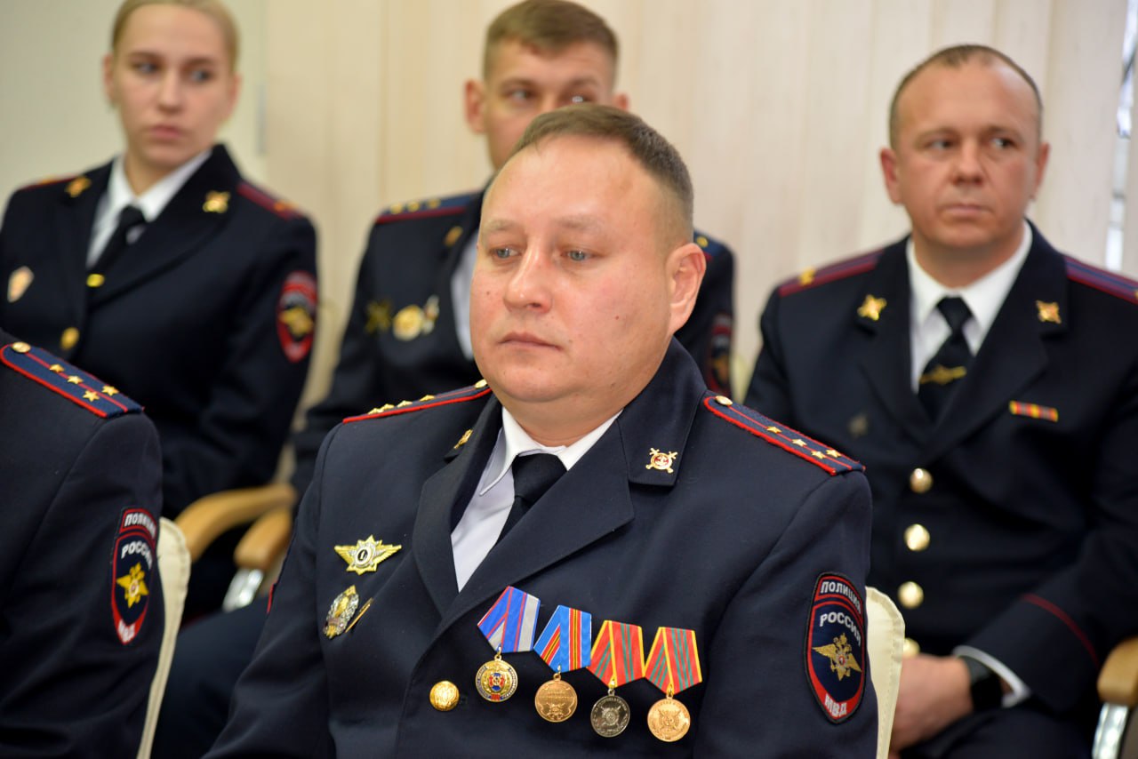 Министр внутренних дел по Республике Хакасия поздравил участковых уполномоченных полиции с Днём образования службы Министр внутренних дел по Республике Хакасия поздравил участковых уполномоченных полиции с Днём образования службы