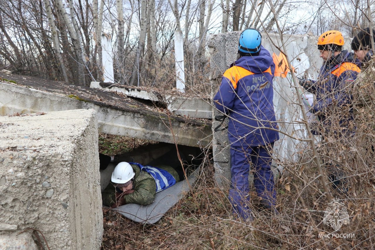 Учения как в кино: спасатели искали людей на заброшенной птицефабрике Учения как в кино: спасатели искали людей на заброшенной птицефабрике