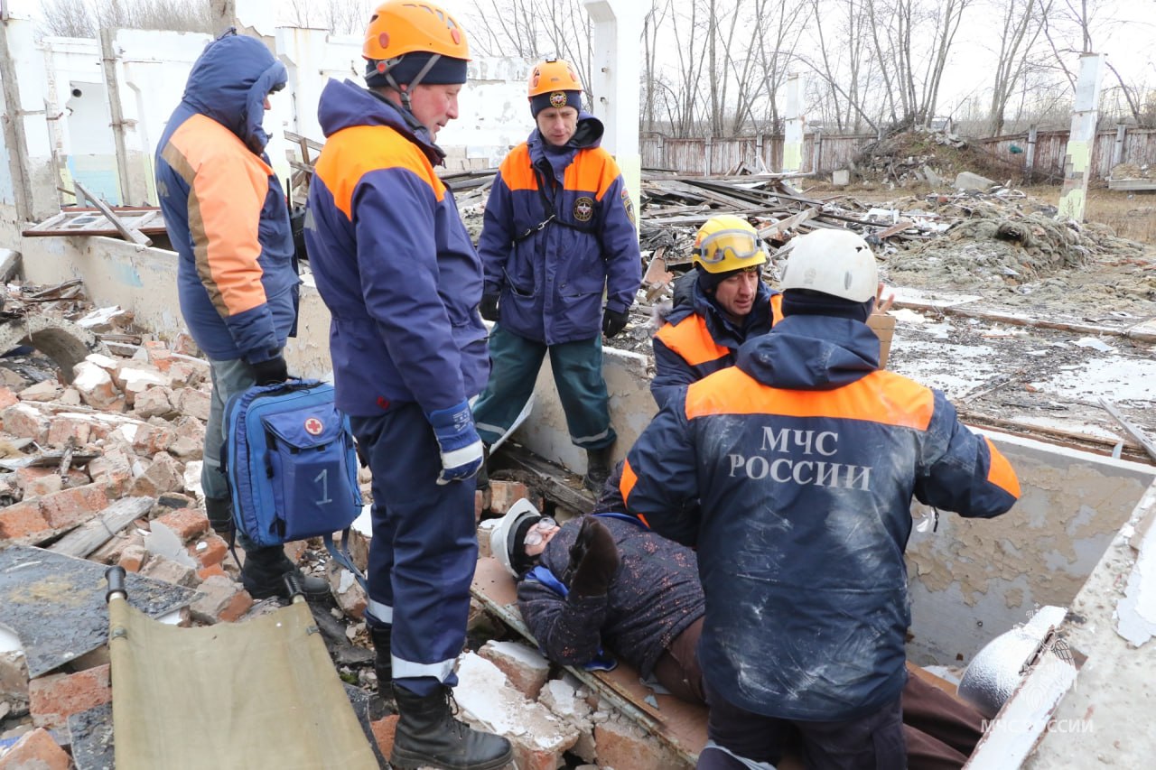 Учения как в кино: спасатели искали людей на заброшенной птицефабрике Учения как в кино: спасатели искали людей на заброшенной птицефабрике