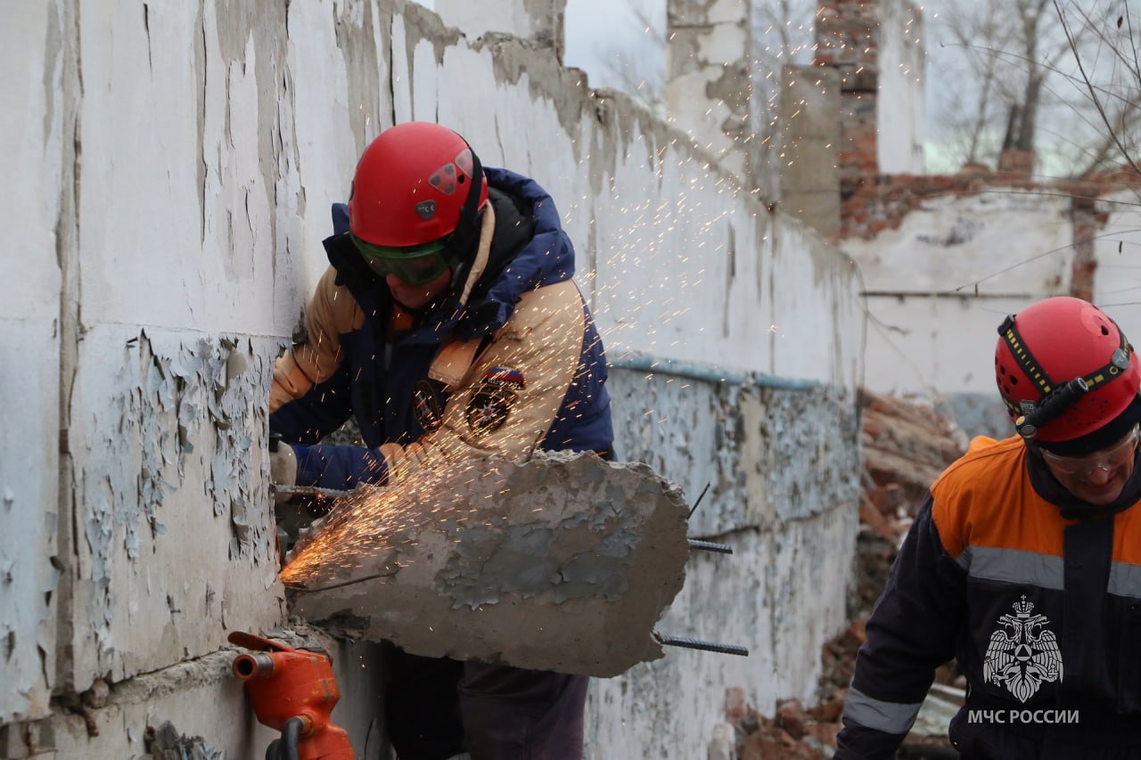 Учения как в кино: спасатели искали людей на заброшенной птицефабрике Учения как в кино: спасатели искали людей на заброшенной птицефабрике