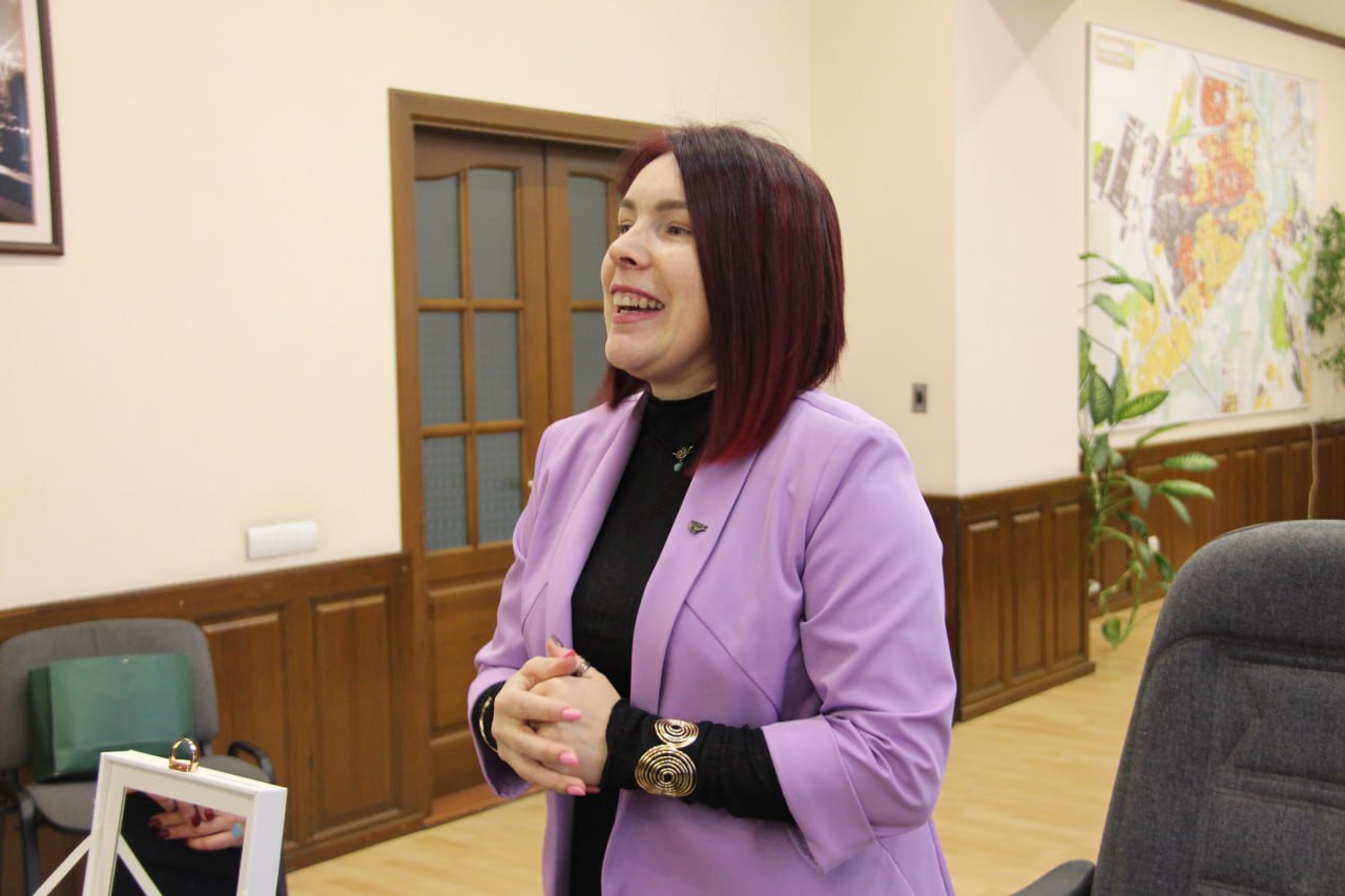 Самое ценное партнёрство – это партнёрство между талантом и вниманием, между руками, творящими чудо, и сообществом, готовым это чудо принять и оценить, и на этом принципе построена работа конкурсной комиссии, которая... Самое ценное партнёрство – это партнёрство между талантом и вниманием, между руками, творящими чудо, и сообществом, готовым это чудо принять и оценить, и на этом принципе построена работа конкурсной комиссии, которая...