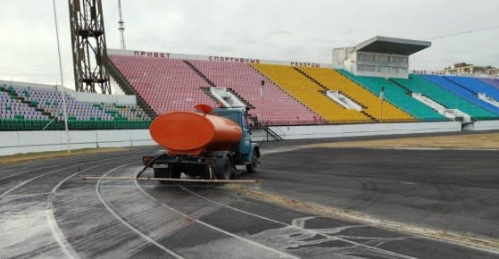 Команда споркомплекса «Саяны» начала заливать ледовую площадку