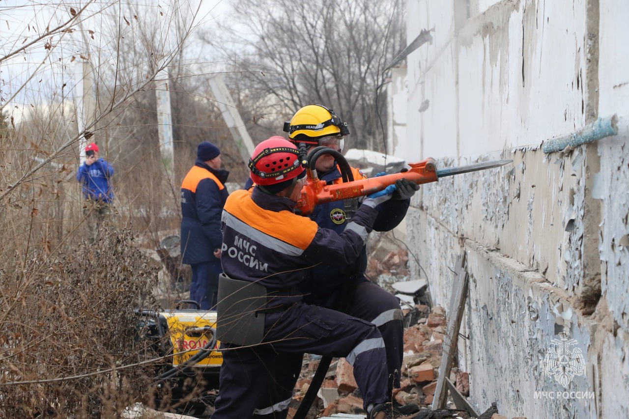 Учения как в кино: спасатели искали людей на заброшенной птицефабрике Учения как в кино: спасатели искали людей на заброшенной птицефабрике