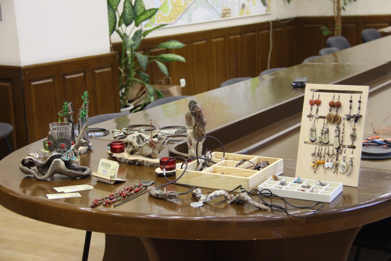 Самое ценное партнёрство – это партнёрство между талантом и вниманием, между руками, творящими чудо, и сообществом, готовым это чудо принять и оценить, и на этом принципе построена работа конкурсной комиссии, которая... Самое ценное партнёрство – это партнёрство между талантом и вниманием, между руками, творящими чудо, и сообществом, готовым это чудо принять и оценить, и на этом принципе построена работа конкурсной комиссии, которая...