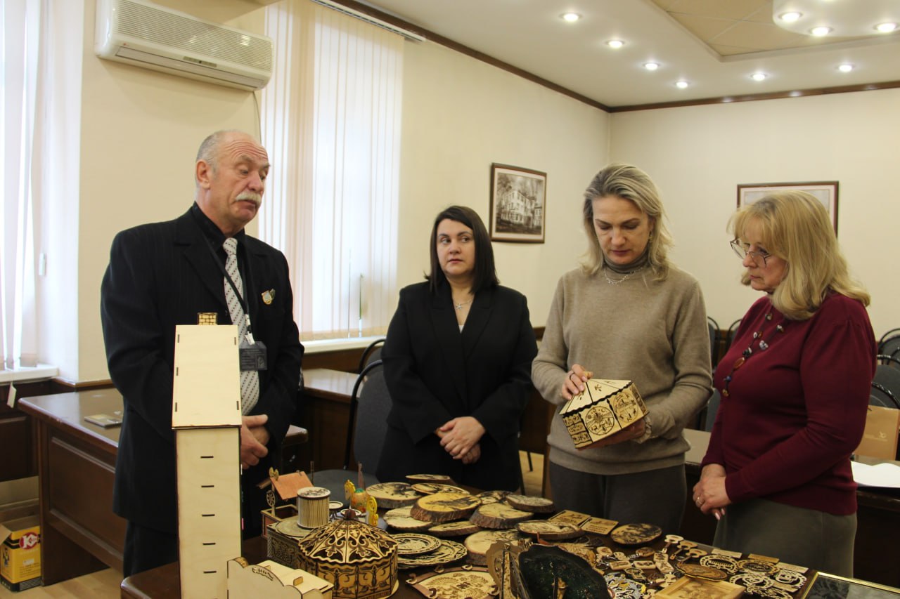Самое ценное партнёрство – это партнёрство между талантом и вниманием, между руками, творящими чудо, и сообществом, готовым это чудо принять и оценить, и на этом принципе построена работа конкурсной комиссии, которая... Самое ценное партнёрство – это партнёрство между талантом и вниманием, между руками, творящими чудо, и сообществом, готовым это чудо принять и оценить, и на этом принципе построена работа конкурсной комиссии, которая...