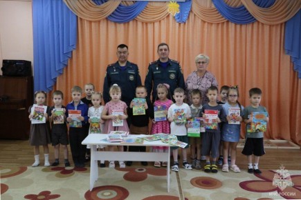 Сотрудники МЧС Хакасии подарили познавательные книги детскому саду
