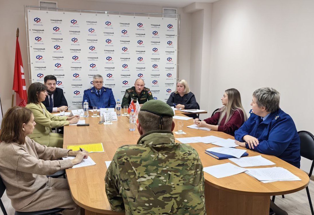 Прокурор Республики Хакасия Сергей Фирсов совместно с военным прокурором Абаканского гарнизона Максимом Нечухаевым, управляющей Отделением Социального фонда России по Хакасии Людмилой Ивановой, первым заместителем...