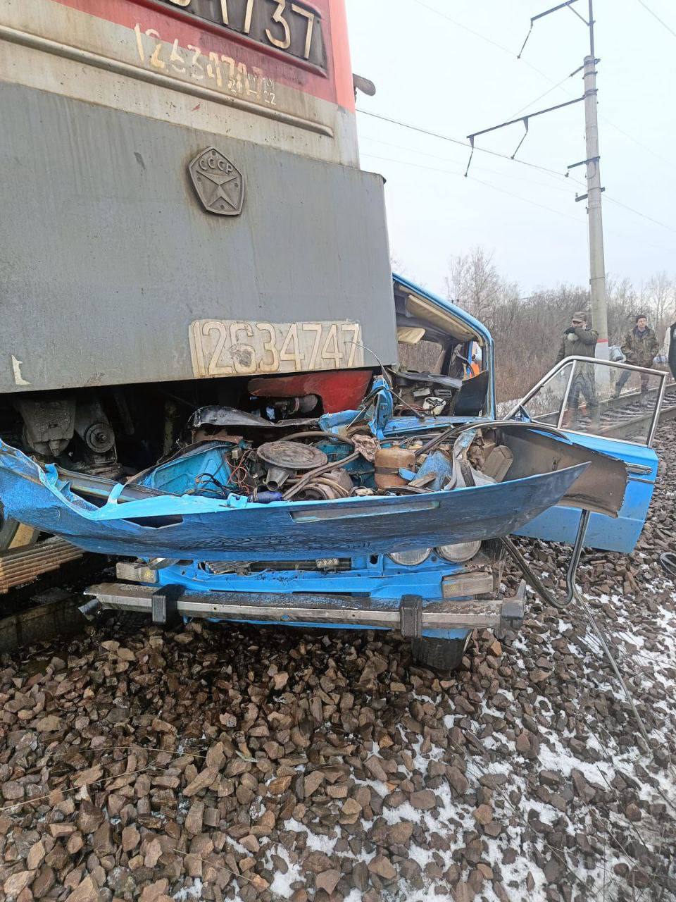 Столкновения избежать не удалось: 17-летний водитель легковушки выехал на ЖД-пути перед приближающимся поездом в Курагинском районе Столкновения избежать не удалось: 17-летний водитель легковушки выехал на ЖД-пути перед приближающимся поездом в Курагинском районе