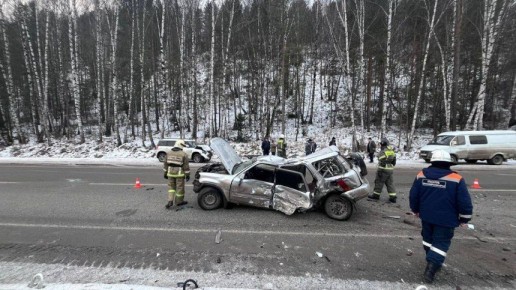 Машина сломалась пополам: две иномарки столкнулись на трассе Красноярск — Абакан