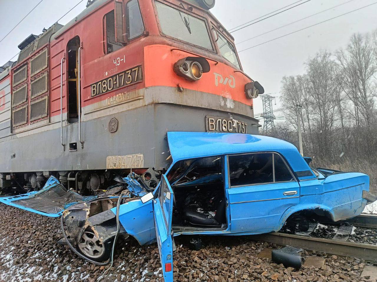 Столкновения избежать не удалось: 17-летний водитель легковушки выехал на ЖД-пути перед приближающимся поездом в Курагинском районе Столкновения избежать не удалось: 17-летний водитель легковушки выехал на ЖД-пути перед приближающимся поездом в Курагинском районе