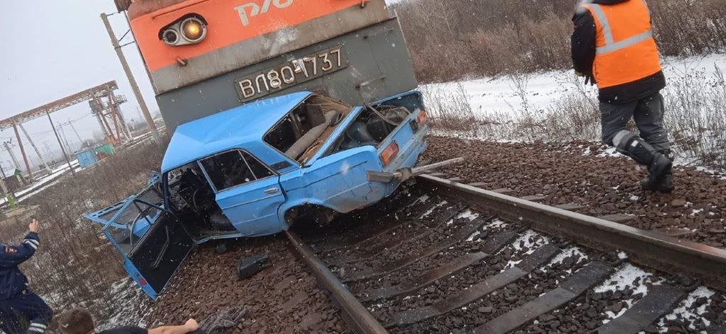 Столкновения избежать не удалось: 17-летний водитель легковушки выехал на ЖД-пути перед приближающимся поездом в Курагинском районе Столкновения избежать не удалось: 17-летний водитель легковушки выехал на ЖД-пути перед приближающимся поездом в Курагинском районе