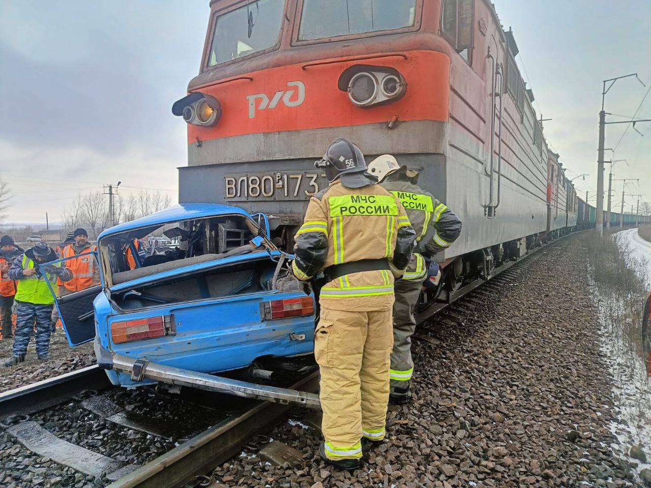 Столкновения избежать не удалось: 17-летний водитель легковушки выехал на ЖД-пути перед приближающимся поездом в Курагинском районе