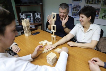 "Ясный ум": в Саяногорске ветераны-металлурги стали участникам необычного проекта