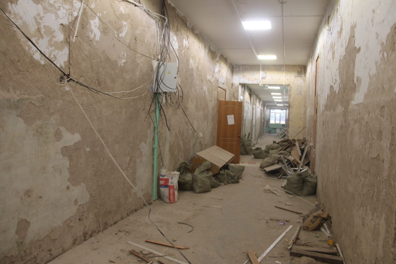 Новый подрядчик, выполняющий капитальный ремонт в школе № 1, – «Муниципальный жилищный фонд города Абакана» – держит хороший темп Новый подрядчик, выполняющий капитальный ремонт в школе № 1, – «Муниципальный жилищный фонд города Абакана» – держит хороший темп